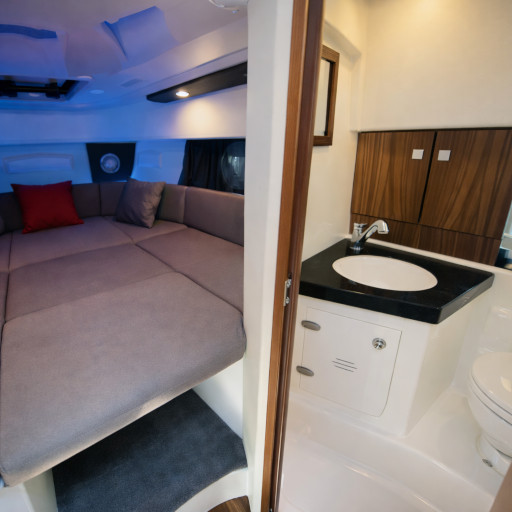 Gruppe auf dem Boot Angels bei Sonnenuntergang