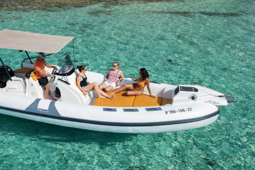 Maverick im klaren Wasser